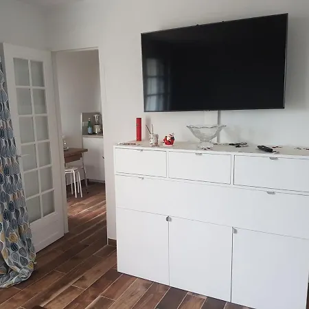 Lumineux Avec Balcon, Piscine Et Parking, A Deux Pas De La Et Des Commerces - Fr-1-712-3 *
